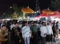 Tradisi Rebo Wekasan di Gresik, Warga Suci Arak Tumpeng Hingga Jalan Mundur