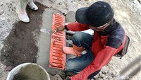 Pengerjaan revitalisasi trotoar ini sudah berlangsung sejak bulan Juli 2023 dan diperkirakan akan rampung pada bulan November 2023 mendatang.  