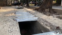 Nantinya gorong-gorong akan berada di tengah-tengah trotoar dan tertutup rapi.  