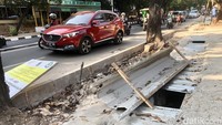 Pelebaran trotoar tersebut diharapkan dapat memberikan kenyamanan untuk pejalan kaki.  
