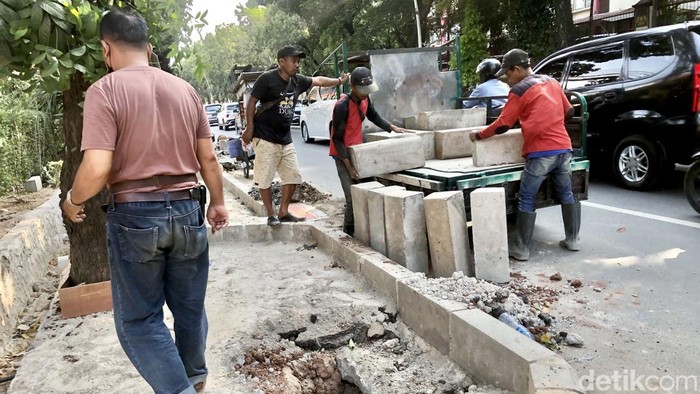 Revitalisasi Trotoar Jalan Wijaya, Begini Progresnya Trotoar di Jalan Wijaya, Jakarta Selatan, tengah direvitalisasi. Begini progresnya.