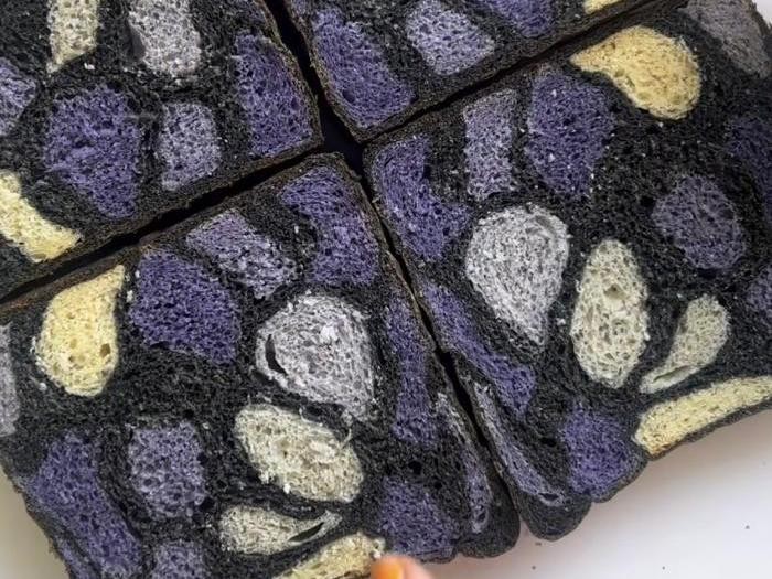 Kreasi roti unik dengan tampilan mirip kaca patri