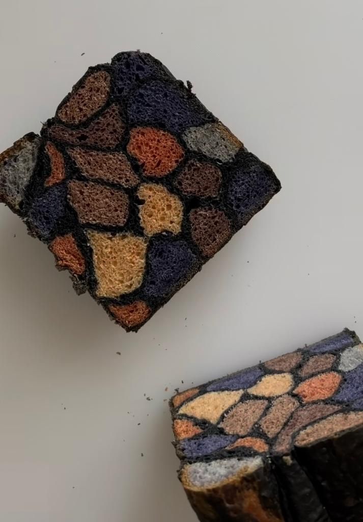 Kreasi roti unik dengan tampilan mirip kaca patri