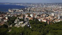 Ini dia pemandangan indah Kota Marseille yang diambil dari bukit tersohor Notre-Dame de la Garde, Sabtu (9/9/2023).