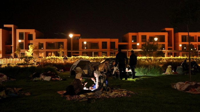 Residents rest along Avenue de la Menara, following a powerful earthquake in Marrakesh, Morroco September 10, 2023. REUTERS/Nacho Doce