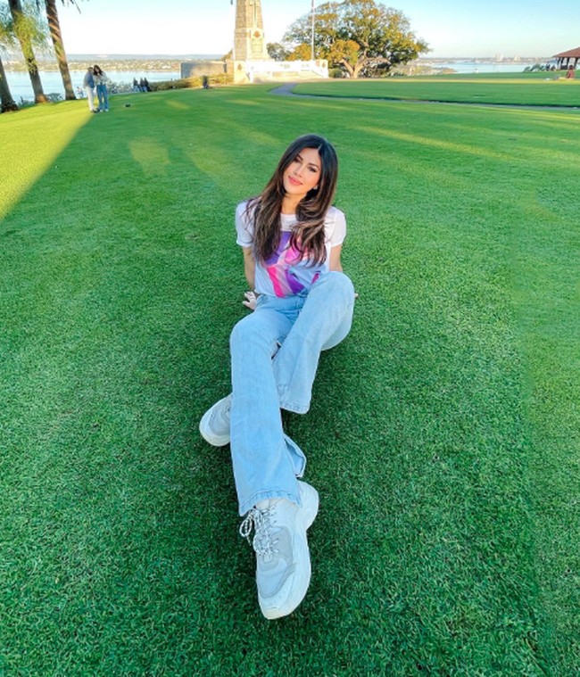 Pada usianya yang terbilang masih sangat muda, Sabrina Eben juga dikenal sebagai pengusaha. Sabrina Eben menempati posisi sebagai president director di PT Sumber Tenaga Alam, perusahaan perdagangan yang fokus pada penambangan batubara. Foto: Instagram @sabrinaeben