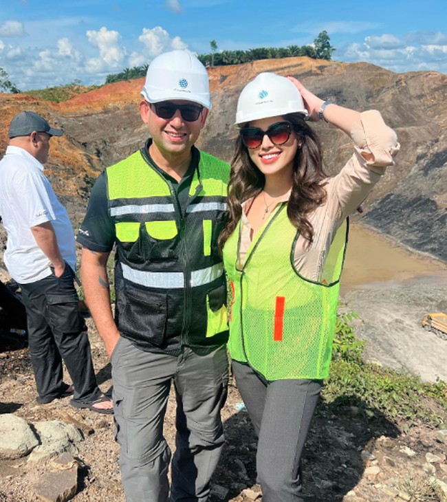 Dalam melakukan pekerjaannya, wanita lulusan musik ini juga rela panas-panasan menggunakan rompi dan helm proyek. “Dad and me! Today we visited several coal mine sites in Sebulu, Eastern Kalimantan with the rest of our team. Safe to say everyday I am continuously learning, exploring, growing and becoming the better version of myself that I need to be and who I’ve always wanted to be,” tulis Sabrina di Instagram. Foto: Instagram @sabrinaeben