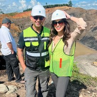 Dalam melakukan pekerjaannya, wanita lulusan musik ini juga rela panas-panasan menggunakan rompi dan helm proyek. “Dad and me! Today we visited several coal mine sites in Sebulu, Eastern Kalimantan with the rest of our team. Safe to say everyday I am continuously learning, exploring, growing and becoming the better version of myself that I need to be and who I’ve always wanted to be,” tulis Sabrina di Instagram. Foto: Instagram @sabrinaeben