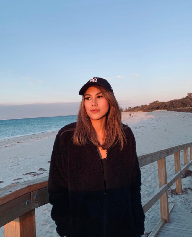 Dalam akun Instagramnya, Sabrina Eben tampaknya senang traveling. Beberapa kali menampilkan potret cantiknya saat sedang liburan. Foto: Instagram @sabrinaeben