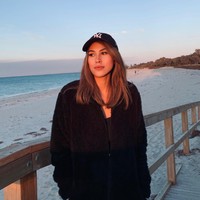 Dalam akun Instagramnya, Sabrina Eben tampaknya senang traveling. Beberapa kali menampilkan potret cantiknya saat sedang liburan. Foto: Instagram @sabrinaeben