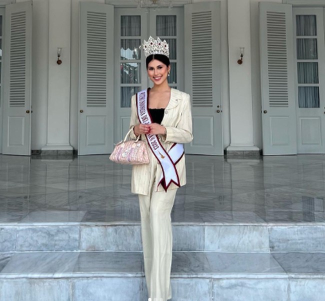 Sabrina juga beberapa kali menjalani pemotretan dan bernyanyi. Foto: Instagram @sabrinaeben