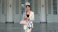 Tidak hanya bekerja di perusahaan tambang batu bara, Sabrina juga kerap menjalani pemotretan dan bernyanyi dalam beberapa kesempatan. (Foto: Instagram @sabrinaeben)