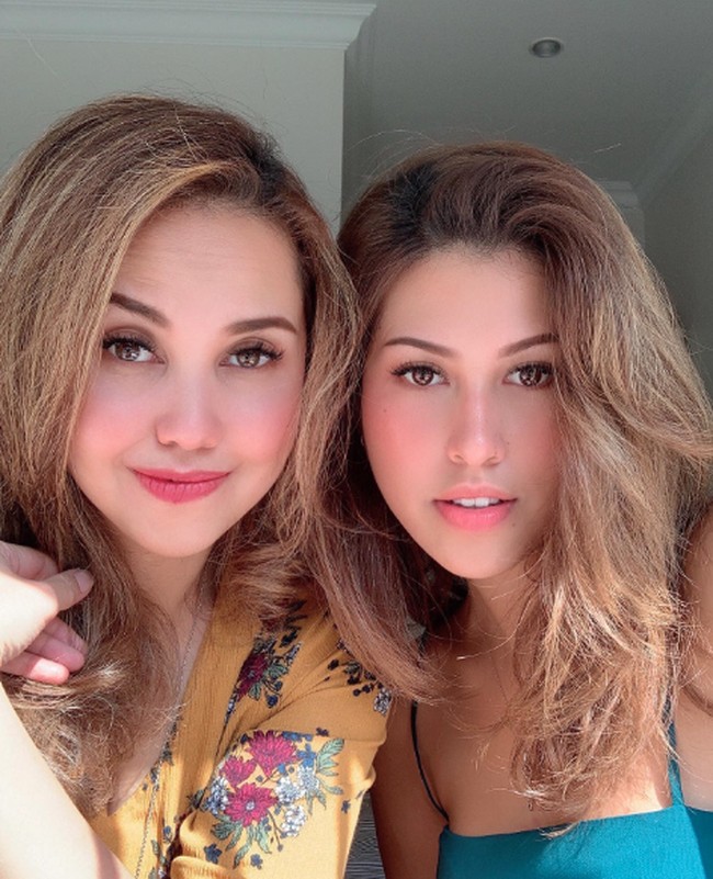 Banyak netizen yang memuji penampilan Sabrina Eben cantik seperti ibundanya. “Adek kakak ini... cantik semuanya,” komentar salah seorang netizen dengan akun @oh_*******. Foto: Instagram @sabrinaeben