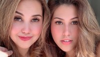 Sabrina (kanan) dan Claudya (kiri) tidak seperti ibu dan anak. Penampilan mereka lebih mirip kakak dan adik karena Claudya terlihat awet muda. (Foto: Instagram @sabrinaeben)