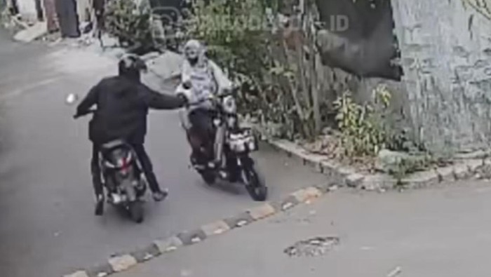 Screenshot CCTV penjambretan di Depok (dok. Istimewa)