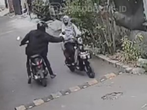 Polisi Selidiki Viral Ibu-ibu Bersepeda Listrik Dijambret di Depok