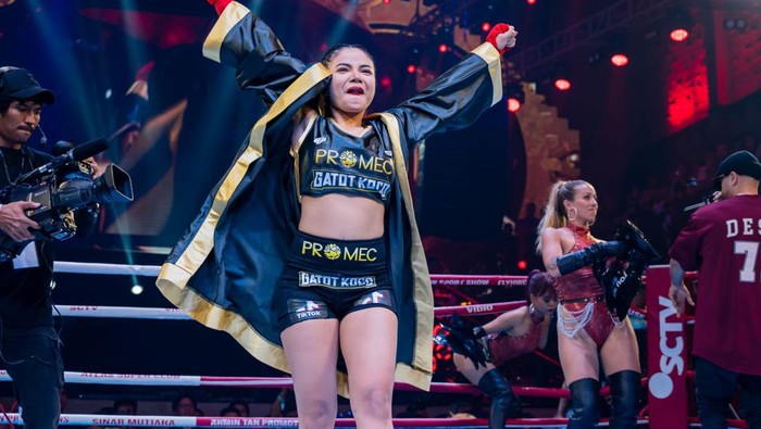 Selebrasi Dinar Candi setelah memenangkan adu jotos melawan Pamela Safitri. (Dok HSS 3 Bali)