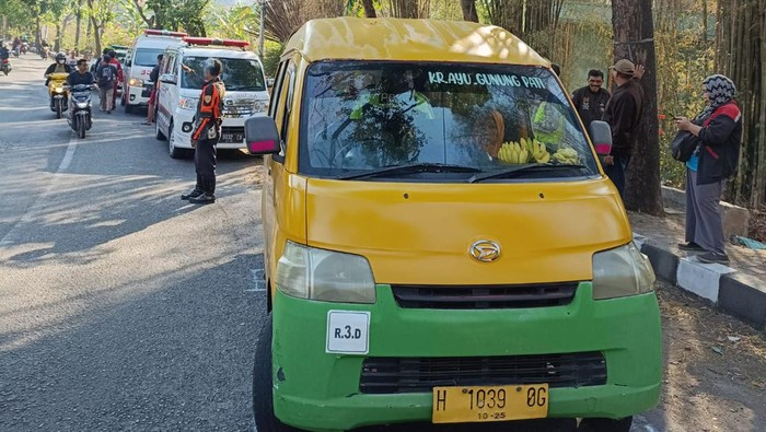 Seorang pemuda tewas usai melompat dari angkot yang sedang berjalan di Jalan Kolonel Sugiarto, Sadeng, Semarang, Senin (11/9/2023).