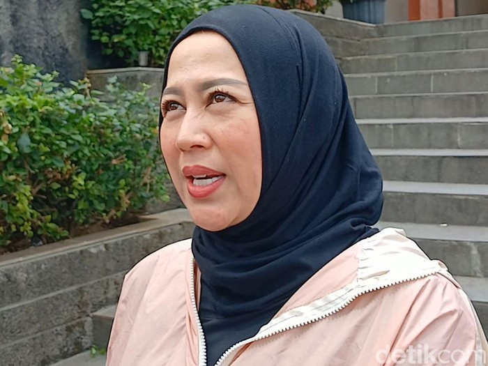 Istri Denny Cagur saat ditemui di kawasan Trans TV.