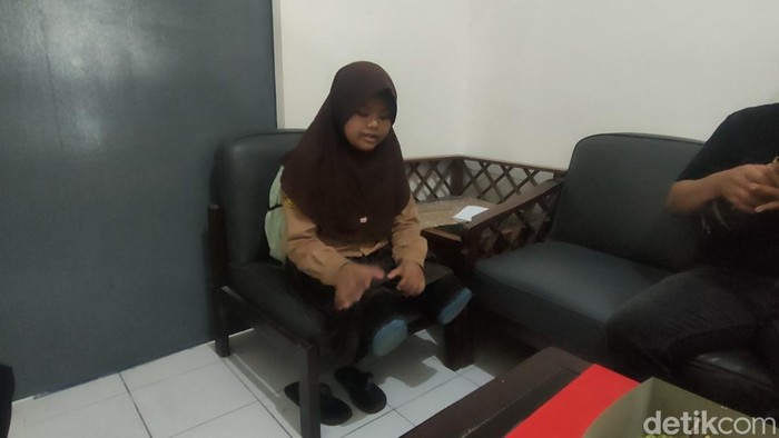 Sherly saat mengikuti kegiatan belajar mengajar