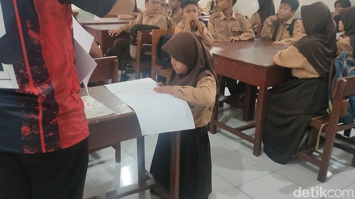Sherly siswi SMP di Cianjur yang menolak untuk menyerah meski kondisi fisik tak sempurna