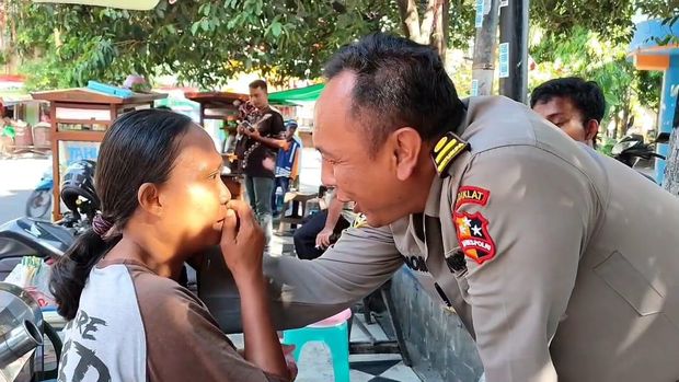 Siswa SIP angkatan 52 tahun 2023 Resimen Rahesa Aditya Diandra (RAD) Setukpa Lemdiklat Polri, Aipda Purnomo membantu pedagang kecil yang terjerat utang. (dok Ist)