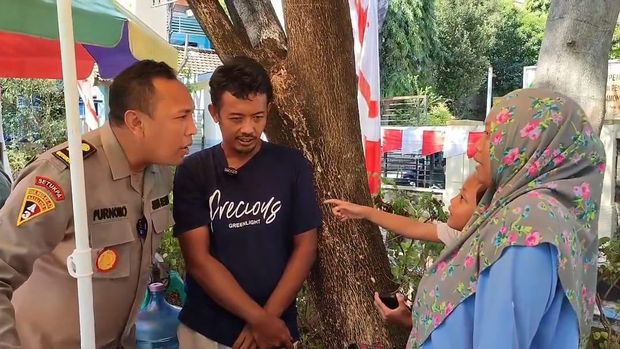 Siswa SIP angkatan 52 tahun 2023 Resimen Rahesa Aditya Diandra (RAD) Setukpa Lemdiklat Polri, Aipda Purnomo membantu pedagang kecil yang terjerat utang. (dok Ist)