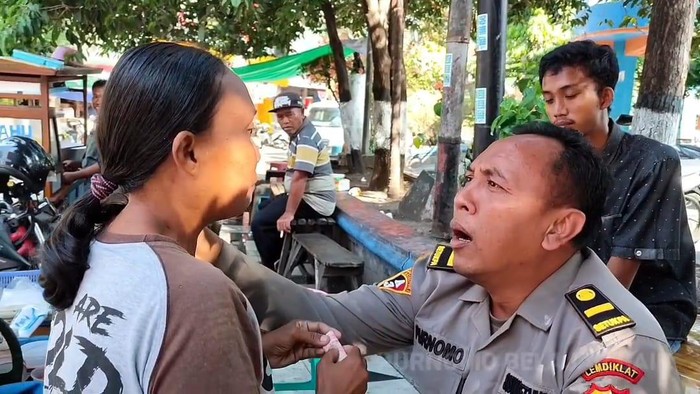 Siswa SIP angkatan 52 tahun 2023 Resimen Rahesa Aditya Diandra (RAD) Setukpa Lemdiklat Polri, Aipda Purnomo membantu pedagang kecil yang terjerat utang. (dok Ist)