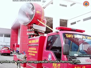 Atasi Polusi Udara, Damkar DKI Uji Coba Semprot Air dengan Smoke Removal