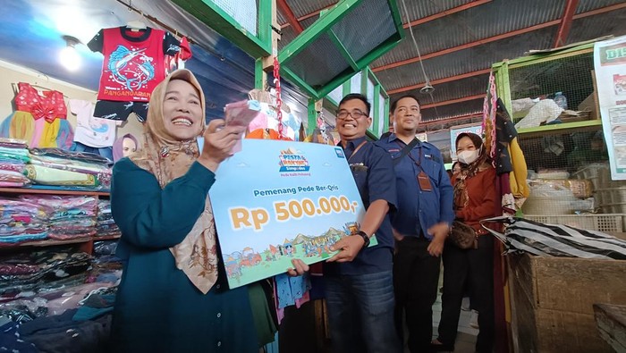 Sri Utami pemenang hadiah uang tunai Rp 500 ribu saat Pesta Rakyat Simpedes 2023 di Pasar Karanglewas, Kabupaten Banyumas, Senin (11/9/2023).