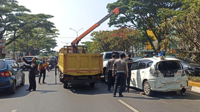 Tabrakan beruntun di Jalan Pasteur Bandung.