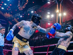 Tensi pertandingan mulai naik pada ronde kedua. Uus (bercelana kuning) mulai melayangkan pukulan demi pukulan ke arah suami Nora Alexandra (bercelana hitam) itu.