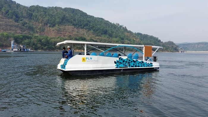 Terapung di Atas Air, PLTS Cirata yang Terbesar di ASEAN Bentar Lagi Kelar Proses pembangunan Pembangkit Listrik Tenaga Surya (PLTS) terapung Cirata berkapasitas 192 megawatt peak (MWp) di Purwakarta, Jawa Barat, dikabarkan hampir rampung. Bila sudah selesai nanti, kawasan ini akan PLTS terapung terbesar di Asia Tenggara alias ASEAN.