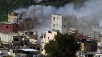 Asap mengepul saat bentrokan antara anggota kelompok Fatah Palestina dan militan Islam di kamp pengungsi Palestina Ein el-Hilweh dekat kota pelabuhan selatan Sidon, Lebanon, Minggu (10/9/2023). (AP Photo/Bilal Hussein)  
