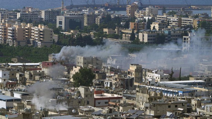 Terjadi Lagi! Bentrokan di Kamp Pengungsi Palestina di Lebanon Smoke rises during clashes between members of the Palestinian Fatah group and Islamist militants in the Palestinian refugee camp of Ein el-Hilweh near the southern port city of Sidon, Lebanon, Sunday, Sept. 10, 2023. Islamist factions in Lebanon's largest Palestinian refugee camp said Sunday they will abide by a cease-fire after three days of clashes killed at least five people and left hundreds of families displaced. (AP Photo/Bilal Hussein)