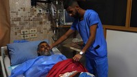 Tiga belas orang tewas dan puluhan luka-luka dalam bentrokan itu, dan memaksa ratusan orang mengungsi dari rumah mereka. (AP Photo/Bilal Hussein)  