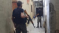 Para pendukung Gerakan Fatah pimpinan Presiden Palestina Mahmoud Abbas dan kelompok-kelompok Islamis di kamp tersebut saling bersitegang setelah Fatah menuduh mereka menembak mati salah satu jenderal militer mereka pada tanggal 30 Juli. (AP Photo/Mohammed Zaatari)  