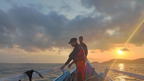 Tim SAR Bima yang melakukan pencarian terhadap nelayan yang hilang di Bima. (Dok. SAR Bima)