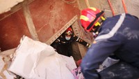 Tim SAR melakukan pencarikan korban di reruntuhan rumah di Amizmiz, Maroko. Reuters/Nacho Doce.