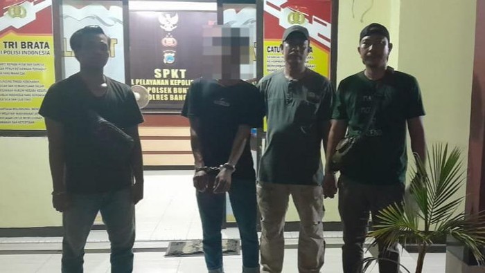 Pria berinisial RL (30) di Kabupaten Tojo Una-Una (Touna), Sulawesi Tengah (Sulteng) yang menganiaya istrinya, YT dan bayinya yang masih berusia 2 bulan gegara pakaian ditangkap.