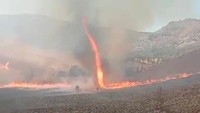 Bahkan, muncul tornado api atau fire whirl di titik api. Hal itu bisa terjadi akibat kombinasi suhu udara yang panas dan angin yang kencang. (Foto: dok. Istimewa)