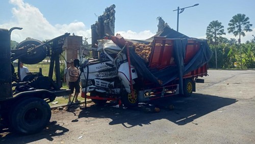 Evakuasi truk yang mengalami kecelakaan tunggal di Jalan Raya Denpasar-Gilimanuk tepatnya di sebelah selatan Anjungan Cerdas Rambut Siwi, Kecamatan Mendoyo, Kabupaten Jembrana, Senin (11/9/2023).