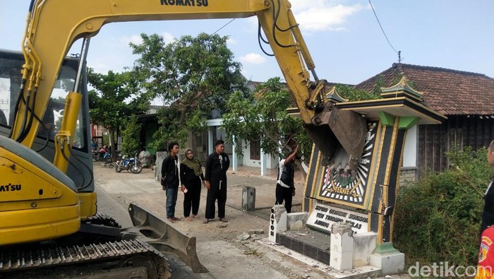 Tugu PSHT di Benjeng, Gresik dibongkar secara sukarela.