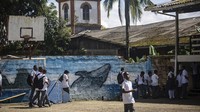 Mural paus bungkuk menghiasi dinding sekolah Luis Lopez de Mesa, di Bahía Solano, Kolombia.  