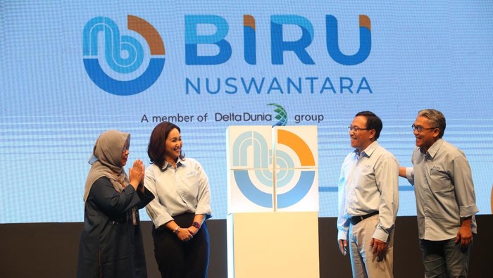Upaya BIRU Dorong Kapasitas SDM Berdaya Saing Global (Kiri-kanan) Sitti Utami Haryanti, M.Hum, perwakilan dari Direktorat Pembinaan Tenaga dan Lembaga Kebudayaan, Kementerian Pendidikan, Kebudayaan, Riset, dan Teknologi (Kemendikbud Ristek) RI; Dinny Jusuf, Penasihat BIRU; Dian Andyasuri, Direktur Delta Dunia Group dan Komisaris PT BISA Ruang Nuswantara (BIRU); Kristiyanto Widyawan, Direktur Utama BIRU; dan Nanang Rizal Achyar, Wakil Presiden Direktur PT Bukit Makmur Mandiri Utama (BUMA) meresmikan BIRU pada kegiatan Grand Launch BIRU bertema “Pembelajaran untuk Masa Depan yang Berkelanjutan”, di Soehanna Hall, The Energy Building, Jakarta, Senin (11/9/2023). BIRU diharapkan dapat mendukung agenda pembangunan berkelanjutan Pemerintah Indonesia, khususnya dalam hal peningkatan kompetensi sumber daya manusia (SDM) berdaya saing global melalui pendidikan berbasis industri dan pemberdayaan kewirausahaan sosial, sekaligus turut menjaga kelestarian lingkungan.