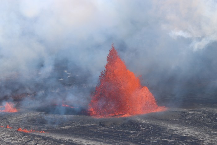 Horor Lava Menyembur Setinggi 300 Meter, Taman Nasional Langsung Ditutup