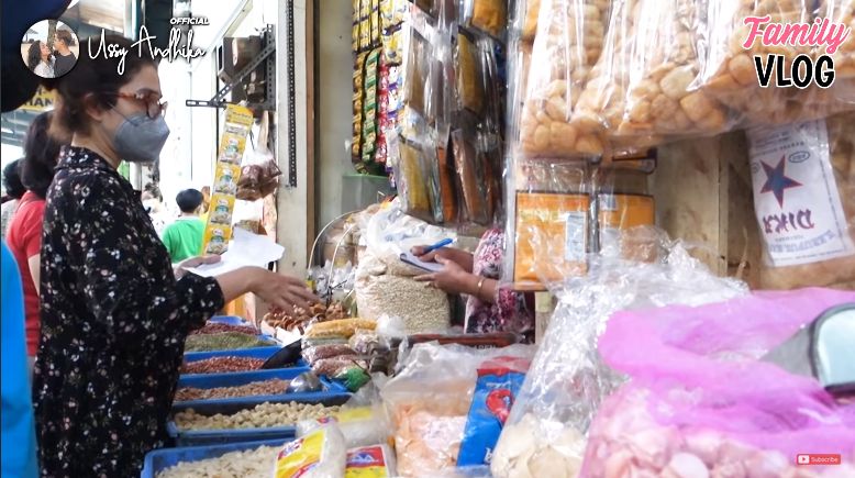 Ussy Sulistyawati belanja bulanan di pasar
