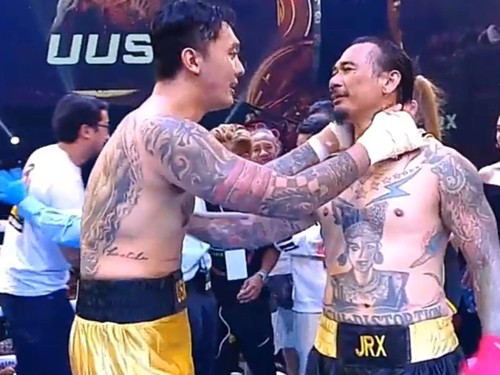 Komika Rizky Firdaus Wijaksana alias Uus dan drumer SID I Gede Ari Astina alias Jerinx saling rangkul seusai adu jotos di Holywings Sport Show (HSS) 3 di Atlas Super Club, Badung, Bali, pada Senin dini hari.