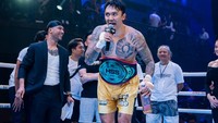 Meski menang, Uus tetap memberi semangat dan bahkan menyampaikan pesan menyentuh kepada Jerinx.Buat Bli Jerinx, walaupun kalah di ring, semoga lu menang dalam dapetin bayi tabung. Udah istri cakep, punya anak, masak menang tinju juga, kan nggak adil, canda Uus sambil memberi semangat seusai laga. (Foto: dok. HSS 3 Bali)