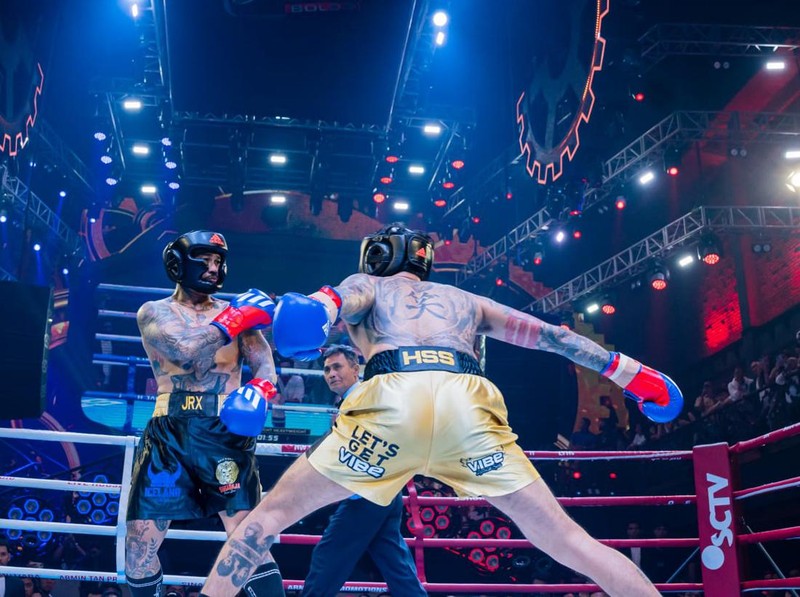 Uus semakin beringas pada ronde ketiga. Jerix justru nampak mulai sempoyongan saat mendapat tinju di wajahnya. Meskipun beberapa kali mencoba melayangkan tinju, Jerix tetap tak mampu melawan pertahanan Uus. (Dok HSS 3 Bali)